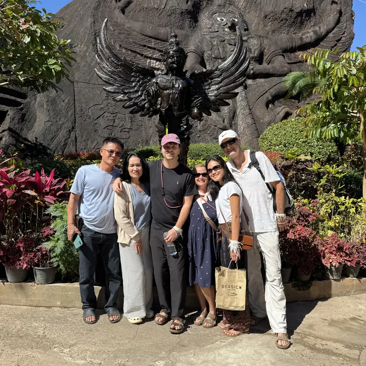 En famille devant un temple