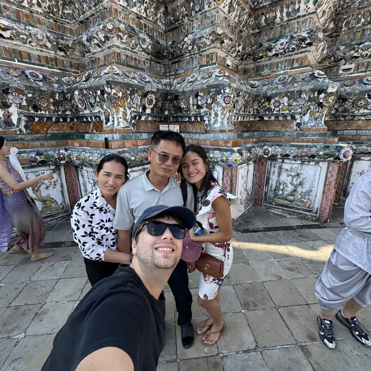 Yann, Poon et la famille au Wat Arun