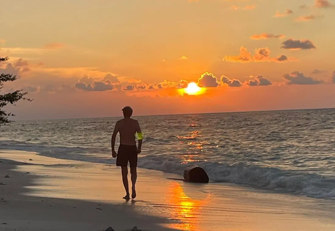 Coucher de soleil sur une plage de Thaïlande