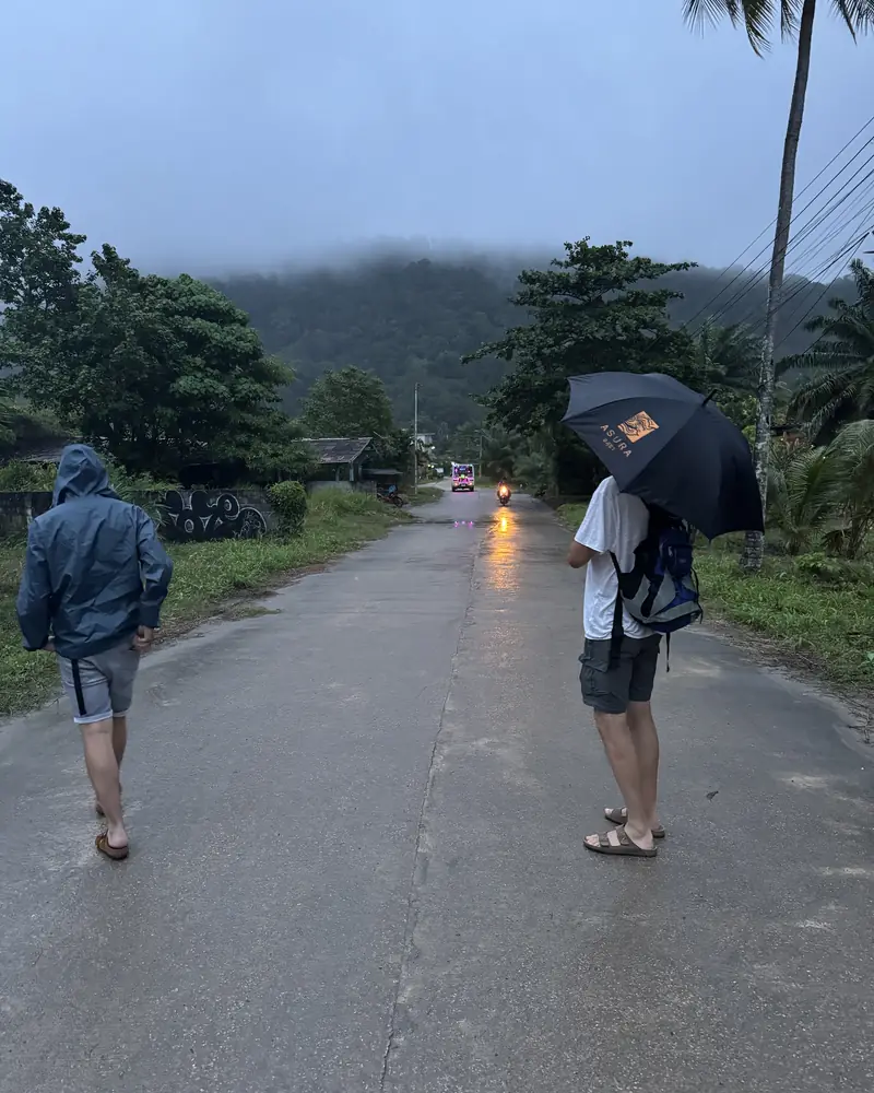 Route sous la pluie en Thaïlande